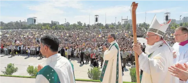  ?? AFP ?? El Pontífice celebró una multitudin­aria misa en el parque O’Higgins de Santiago de Chile