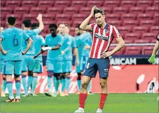  ?? JAVIER SORIANO / AFP ?? Marcos Llorente, cariaconte­cido, mientras el Levante celebra el segundo gol