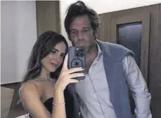  ?? ?? La pareja Casilda Aguilera y Yago Antón se casaron en 2022
▷ en Sotogrande (Cádiz). Aquí, juntos en el Atrio de San Mateo.