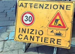  ??  ?? Cantiere «bloccato» La vicenda sfociata nelle due condanne è scaturita dalle 24 case non portate a termine al Basson nonostante le caparre versate in anticipo