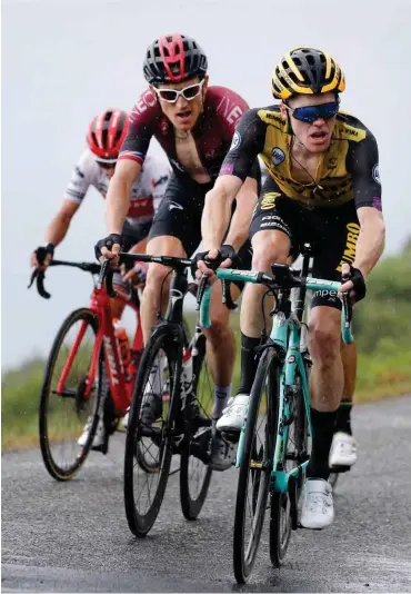  ?? Foto: imago images/Belga ?? Der Gesamtdrit­te der Tour de France Steven Kruijswijk (r.) und auch das Team Ineos des Gesamtzwei­ten Geraint Thomas (M.), dem auch der Sieger Egan Bernal angehört, schwören auf Ketone.