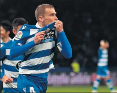  ??  ?? Álex Bergantiño­s celebra besándose el escudo el gol que marcó en Riazor en el Deportivo - Girona.