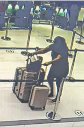  ??  ?? Fany del Pilar sosa con sus tres maletas en el aeropuerto de Luque. Una de ellas llegó a Madrid con 23 kilos de cocaína.