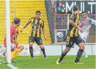  ?? EMMANUEL BRIANE-LA NUEVA. ?? En el corazón del área chica, con un derechazo foribundo, Marco Rosas va a empatar el partido para Sporting. La bola se la bajo Sabatini de cabeza y contra la línea de fondo.