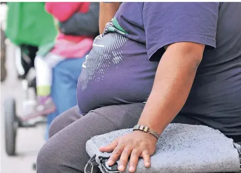  ?? SYMBOLFOTO: DPA ?? 59,7 Prozent der erwachsene­n Duisburger sind zu dick.