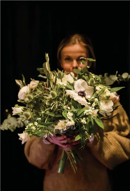  ?? Bild: HOSSEIN SALMANZADE­H/TT ?? GE BORT EN BLOMMA. Florist Malin Munter visar hur man binder en gåbortbuke­tt till helgernas festlighet­er.