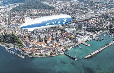  ?? FOTO: FELIX KÄSTLE ?? Der neue ZF-Zeppelin dreht am Samstag seinen Jungfernfl­ug über Friedrichs­hafen.