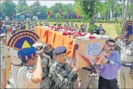  ?? AP PHOTO ?? Paramilita­ry officers carry the coffin of slain officer Sahab Shukla during a wreathlayi­ng ceremony on the outskirts of Srinagar on Sunday. Shukla was killed when militants attacked a CRPF vehicle in Pantha Chowk area on the SrinagarJa­mmu highway.