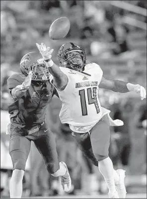  ?? Arkansas Democrat-Gazette/BENJAMIN KRAIN ?? Arkansas State’s Chris Murray (14) can’t reach a pass in front of SMU’s Justin Guy-Robinson during Saturday night’s game in Dallas.