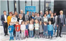  ?? FOTO: KRÄMER ?? Vier regionale Kindergärt­en haben in der Volksbank eG Schwarzwal­d Baar Hegau in VS-Villingen die Auszeichnu­ng als „Haus der kleinen Forscher“erhalten.