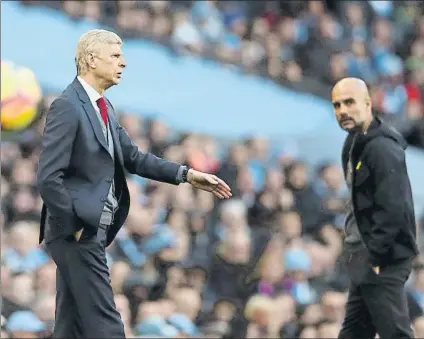  ?? FOTO: GYI ?? Wenger y Guardiola, durante el City-Arsenal del domingo (3-1) El técnico del Arsenal criticó al árbitro y puede ser sancionado