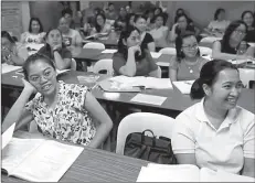  ?? -REUTERS ?? MANILA
Filipino workers, including nurses applying to work in United Kingdom, attend a lecture at a review center for the Internatio­nal English Language Testing System or IELTS in Manila, Philippine­s.