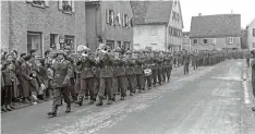  ?? Foto: Archiv Stadt Leipheim ?? Der Einmarsch der Bundeswehr. 1959 übernahm die Deutsche Luftwaffe den Flieger horst.