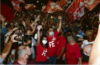  ?? Divulgação PT ?? Apoiadores celebram vitória de Marcelo Oliveira (PT), em Mauá