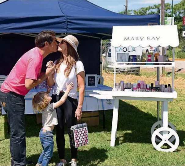  ??  ?? Guillermo Andino, director técnico del Team CARAS, visitó el point de cosméticos Mary Kay con Carolina Prat y el pequeño Ramón. Detrás de uno de los arcos se ubicó el Food Truck de Schuster.