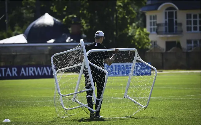  ?? FOTO: EMMI KORHONEN/LEHTIKUVA ?? Landslagst­ränaren Kanerva hoppas på målchanser inför Belgien matchen. – Fotboll handlar om att göra mål, inte om att anfalla länge eller hålla boll, säger han.