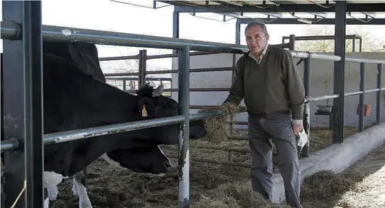  ?? A.J. GONZÁLEZ ?? Apoyo ▷ El director de la Granja, Valeriano Domenech, en las instalacio­nes universita­rias en Rabanales.