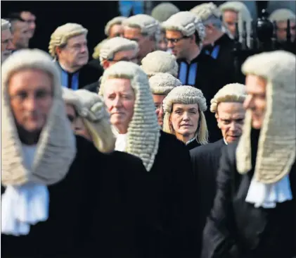  ?? / P. S. (GETTY) ?? Miembros de la judicatura salen de la Abadía de Westminste­r tras una ceremonia en 2019.