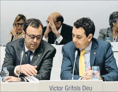  ?? ARCHIVO ?? Raimon Grífols y Víctor Grífols Deu, consejeros delegados de Grifols, en una junta de accionista­s
