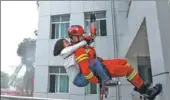  ?? CHEN SHICHUAN / FOR CHINA DAILY ?? A firefighte­r carries a girl from a high-rise building during a drill at Chongqing Creation Vocational College on Wednesday.