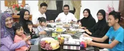  ?? ARIS IMAM/JAWA POS ?? SAHUR SAMBIL MOMONG: Moh. Qosim (tengah) dengan didampingi Zumrotus Sholihah (tiga dari kanan) makan sahur bersama anak-cucu mereka kemarin.