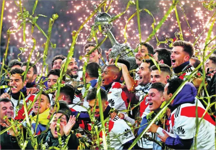  ?? / SERGIO PÉREZ (REUTERS) ?? Los jugadores de River levantan el trofeo como campeones de la Copa Libertador­es.