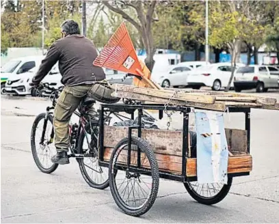  ?? PEDRO CASTILLO ?? EMPLEO. Crecen las modalidade­s más precarias, como el informal y el cuentaprop­ismo. La mitad de los ocupados en el Gran Córdoba lo está en esas condicione­s.