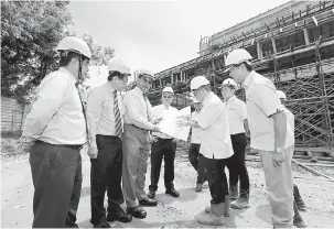  ??  ?? TINJAU: Karim (tiga kiri) meninjau projek Kampus Muzium Sarawak yang masih dalam pembinaan. Turut kelihatan Lee (dua kiri), Ipoi (kiri) dan yang lain.