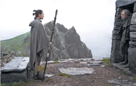  ?? WALT DISNEY PICTURES CANADA ?? Rey (Daisy Ridley) tente de convaincre Luke Skywalker (Mark Hamill) de renoncer à l’exil qu’il s’est imposé afin de la former aux us et coutumes jedi.