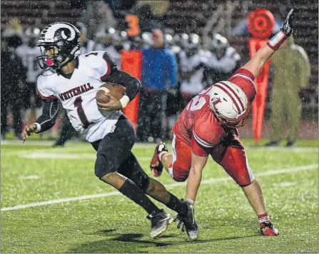  ?? [EMMA HOWELLS/DISPATCH] ?? Whitehall quarterbac­k Raymell Byrd, left, slips past London defensive lineman Haden Huff on a fourth-quarter run.