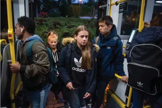  ?? JON INGEMUNDSE­N ?? Suksess for bussen etter bomringene startet. 10.000 flere tar nå bussen. Her buss nr. 27 fra Bogafjell til Sandnes sentrum. Ungdomssko­le-elevene Leah Barstad, foran, og Tiril Østvold er blant skoleleven­e som velger kollektivt.