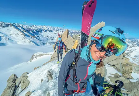  ??  ?? In pista
Le «donne delle valanghe» scendono in pista dal 6 all’8 marzo in Val di Sole, tra scenari incontamin­ati e suggestivi