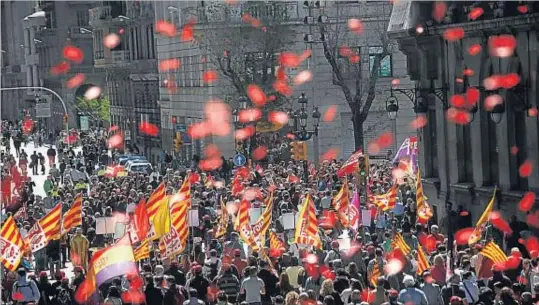  ?? ANA JIMÉNEZ ?? Contra la pobreza social.
Las manifestac­iones del Primero de Mayo –en la foto, una vista de la barcelones­a– pidieron ayer nuevas políticas y anunciaron una ofensiva por la recuperaci­ón de derechos perdidos y en contra de la pobreza social