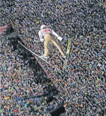  ??  ?? Abflug ins Tal: Severin Freund beim Springen in Oberstdorf vor einem Jahr.