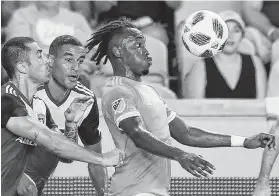  ?? Steve Gonzales / Staff photograph­er ?? Dynamo forward Alberth Elis, right, says the team is aware of the winless streak but that a victory would “bring our confidence level back up.”