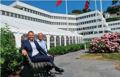  ?? FOTO: RUNE ØIDNE REINERTSEN ?? Rolf Thore Roppestad (naermest) er administre­rende direktør i Gard, Svein Buvik er direktør. Vaeret er bra, Gards finanser likeså.