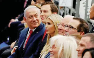  ?? LaPresse ?? A Gerusalemm­e
Il premier Bibi Netanyahu con la figlia di Trump, Ivanka e suo marito Jared Kushner