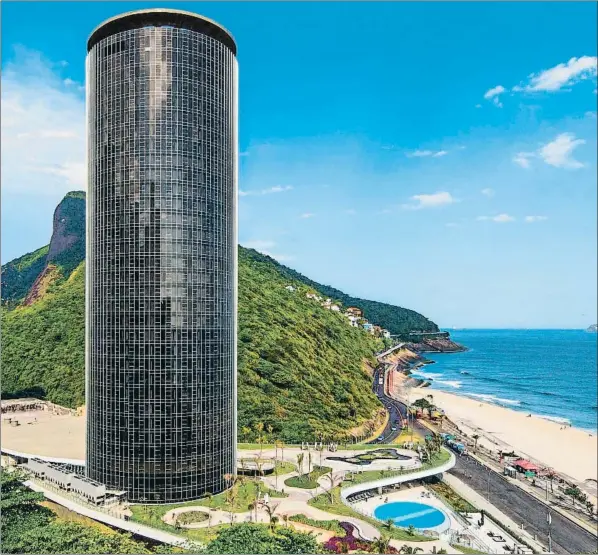  ?? ARCHIVO ?? El hotel Nacional de Río de Janeiro, la icónica torre cilíndrica diseñada en los años setenta por Oscar Niemeyer , ahora reabierto por Meliá