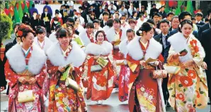  ?? KIM KYUNG-HOON / REUTERS ?? Japanese women wearing kimonos arrive for their Coming of Age Day ceremony at an amusement park in Tokyo, Japan.