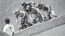  ??  ?? Bolle (segunda en la foto) se impuso en la final de BMX de los Centroamer­icanos.