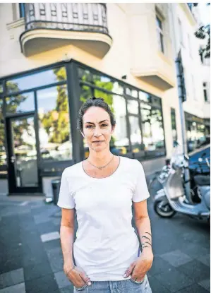  ?? RP-FOTO: ANDREAS BRETZ ?? Jenny Hülsmann vor ihrem Lokal Chez Lio am Barbarossa­platz. Sie beklagt „Terror“von Anwohnern.
