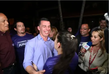  ?? ALBERT MARÍN ?? Diego Miranda (centro), nuevo alcalde del cantón Central de San José, a su llegada al local de campaña en la capital, adonde saludó a decenas de seguidores.