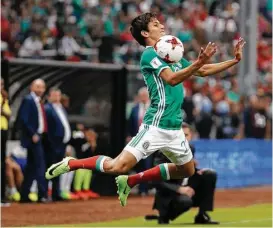  ?? Eduardo Verdugo / AP ?? Jurgen Damm controla una pelota con el pecho durante uno de los partidos disputados por México en el hexagonal final de la CONCACAF para Rusia 2018.