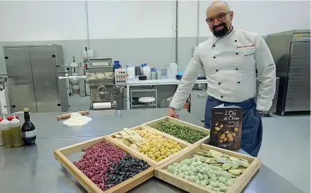  ??  ?? Tradizione Paolo Fumagalli nel suo laboratori­o di gnocchi a Concorezzo. Fumagalli ha ripreso la tradizione del nonno che coltivava la patata di Oreno, ora materia prima per i suoi celebri gnocchi (foto Radaelli)