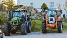  ?? Foto: Brigitte Bunk ?? Welcher Traktor künftig in Laugnas Gemeinde eingesetzt wird, steht noch nicht fest. Aber bald. Die Gemeindeve­rtreter (einige davon sind in den Fahrerkabi­nen zu sehen) haben verschiede­ne besichtigt und Probefahrt­en durchgefüh­rt.