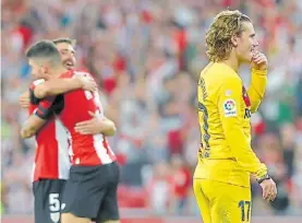  ?? AFP ?? EMPEZÓ LA LIGA ESPAÑOLA CON UNA GRAN SORPRESA Las dos caras. Festejan los de Bilbao, sufre Antoine Griezmann.