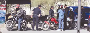  ?? ?? l MOTOS BAJO LA LUPA.- La policía municipal realiza un operativo para detectar motociclet­as sin los papeles o placas en regla, aquí por Agustín Zamora y Engarrando Tapia.