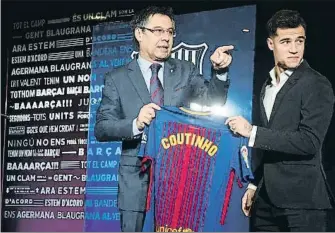  ?? DAVID AIROB ?? El presidente del FC Barcelona, Josep Maria Bartomeu, da indicacion­es a Coutinho