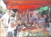  ??  ?? Dos semanas más se realizará la Expo Frutilla de Areguá donde se pueden saborear la fruta y sus derivados.