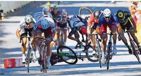  ?? FOTO: WAEM/DPA ?? Nur Sekunden, bevor der Franzose Arnaud Démare (blaues Trikot) als Sieger über die Ziellinie in Vittel fuhr, gab es einen Sturz. Mehrere Sprinter waren daran beteiligt, unter anderem auch der Brite Mark Cavendish (am Boden) und der Deutsche John...